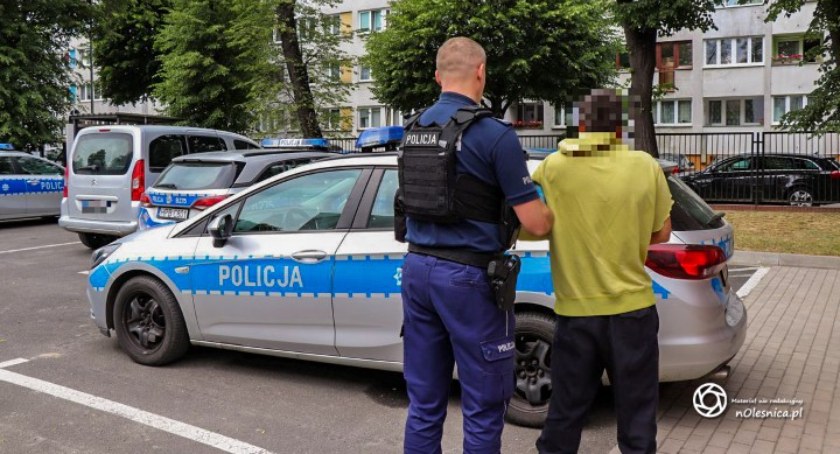 Najpierw pobili mężczyznę a potem go okradli - trafili do aresztu - VIDEO