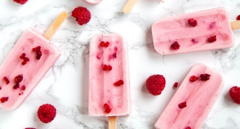 Błyskawiczne lody na patyku z mascarpone, musem i malinami - sprawdź przepis