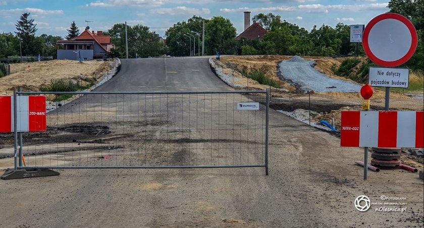 Kiedy pojedziemy przez nowe rondo u zbiegu Dobroszyckiej i Wojska Polskiego - znamy odpowiedź