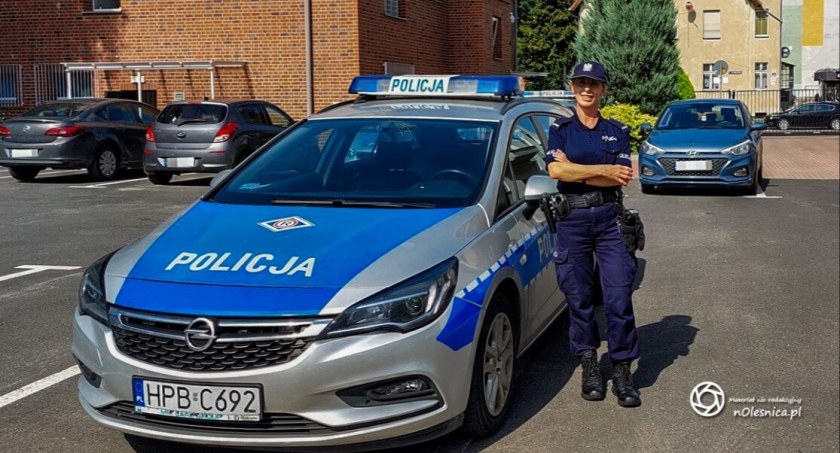 19 - latka chciała zeskoczyć z wiaduktu - powstrzymali ją policjanci