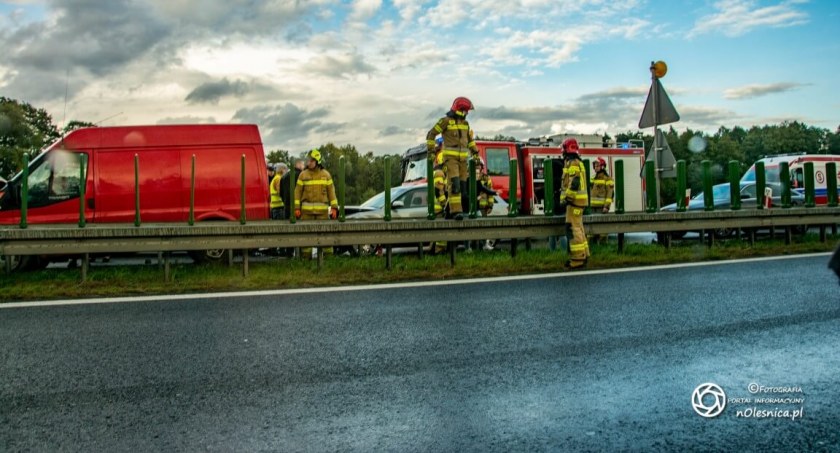 Auto samo wezwało służby - zderzenie czterech pojazdów na trasie S8