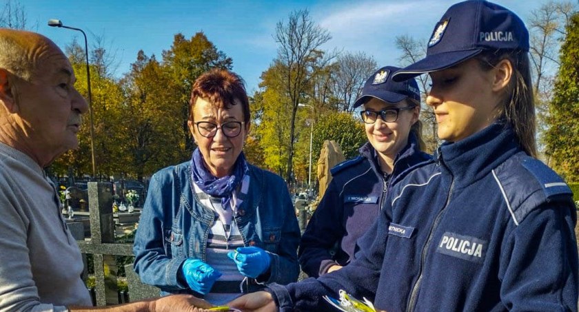Policjanci przypominają o zasadach bezpieczeństwa w okresie świąt
