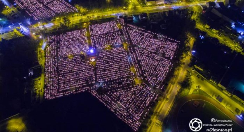 Oleśnickie cmentarze wieczorową porą - DRON