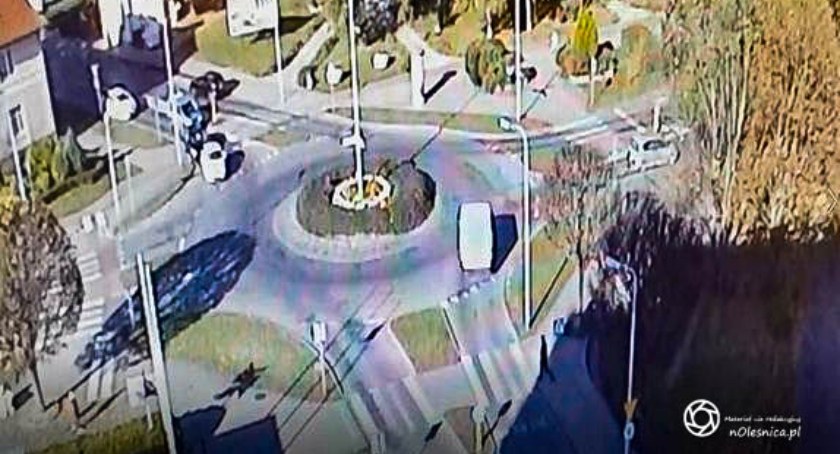 Policjanci pomogli starszej kobiecie w szybkim dotarciu do szpitala - VIDEO