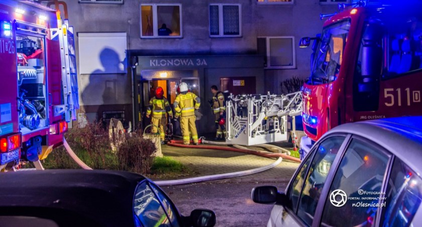 Pożar mieszkania w bloku przy Klonowej
