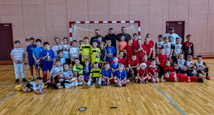 Turniej „Mikołajkowy” w gminnej sali sportowej