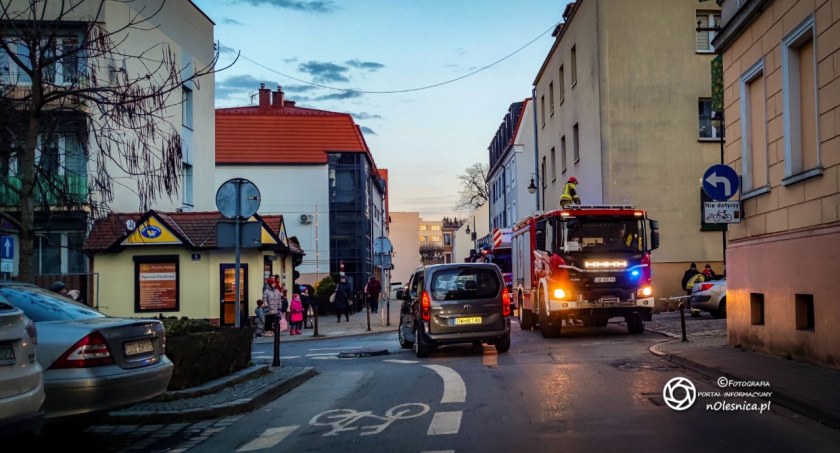 Rodzice uwięzieni na balkonie - 2 latek zatrzasnął drzwi balkonowe