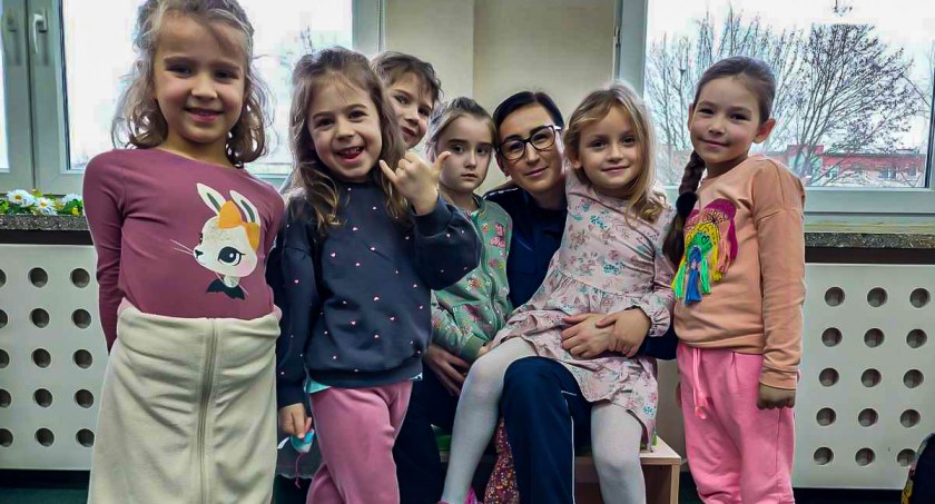 Bezpieczeństwo podczas ferii - policjantka odwiedziła uczniów