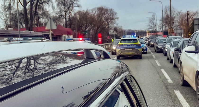 32 - latek skradł policyjny radiowóz - zatrzymano go po pościgu