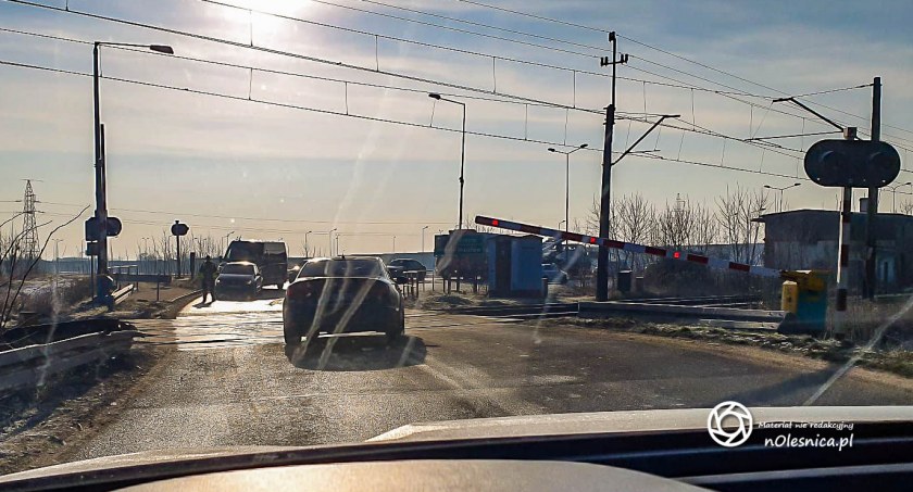 Uszkodzone rogatki w Dąbrowie - ruchem kieruje policja