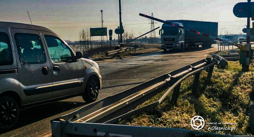 2 tyś zł mandatu i 15 punktów za uszkodzenie rogatki