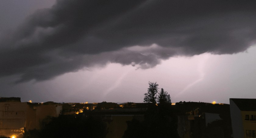 Alert RCB - silne wiatry - Zabezpiecz rzeczy, które może porwać wiatr