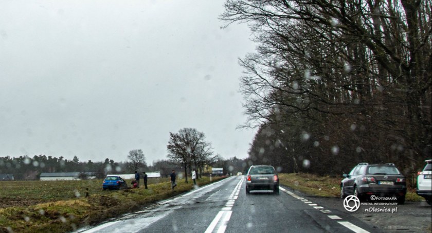Kierowcy informacją o dachowaniu na drodze DK25 za miejscowością Sokołowice