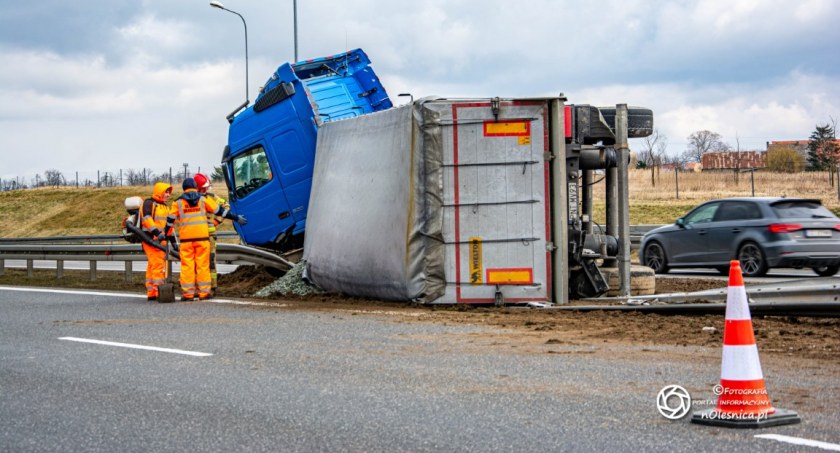 Wypadek na trasie S8 - ciężarówka uderzyła w bariery