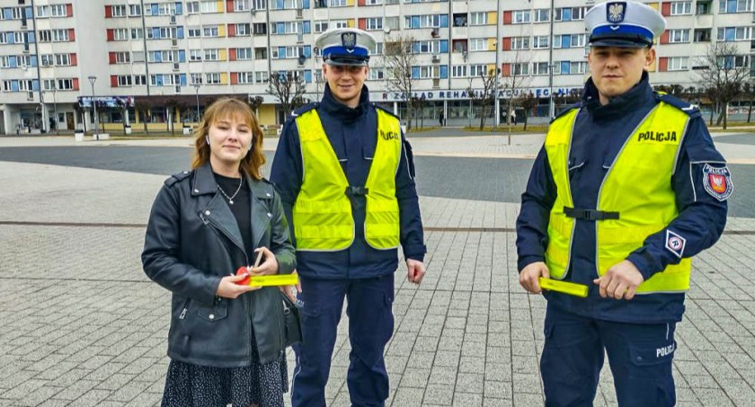 Policjanci z drogówki wręczali odblaski