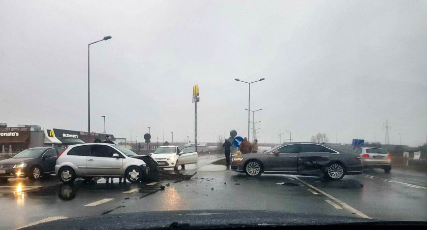 Zderzenie dwóch aut osobowych koło McDonalds