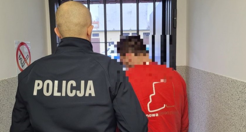 21 - latek mówił, że spieszy się na porodówkę - ponad 2 promile, aktywny zakaz prowadzenia i poszukiwany do odsiadki