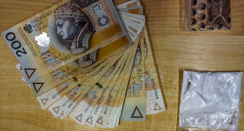 Poszukiwany 45 - latek został zatrzymany w galerii handlowej - miał przy sobie narkotyki