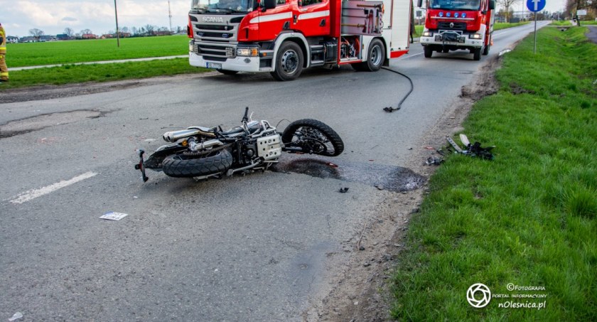 Wypadek z udziałem motocyklisty w Dobroszycach