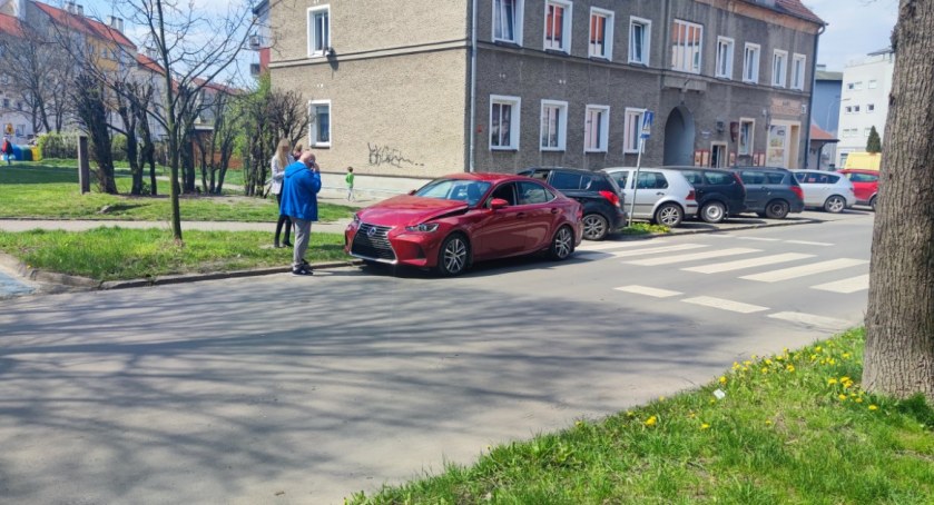 Rowerzysta przejeżdżał przez przejście dla pieszych - został potrącony