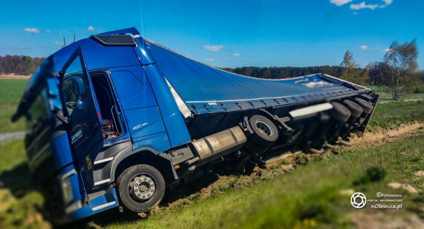 Na trasie S8 przewróciła się ciężarówka