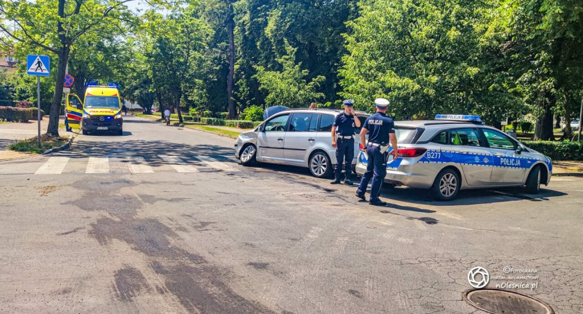 Na Sudoła zderzyły się dwie osobówki - jedna osoba jest poszkodowana