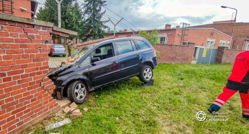 Opel wjechał w mur jednostki wojskowej