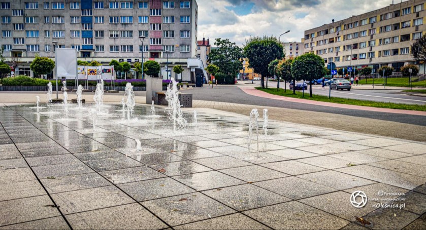 Bezpieczne wakacje: fontanny - apelu sanepidu, aby unikać kąpieli w fontannach
