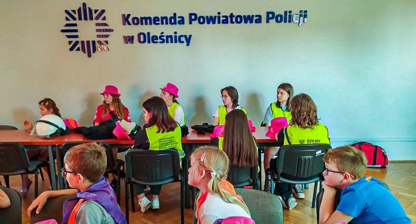 Oleśnickich policjantów odwiedzili uczestnicy półkolonii