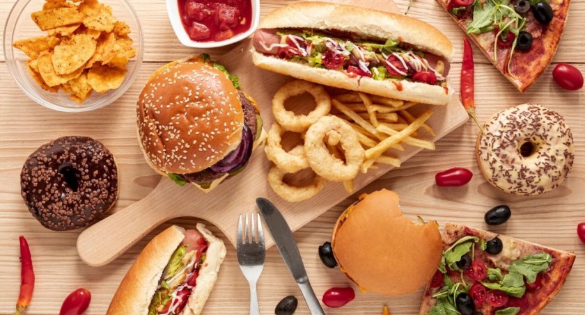 Fast Food i napoje i kolorowe jako szybkie przekąski w czasie wakacji