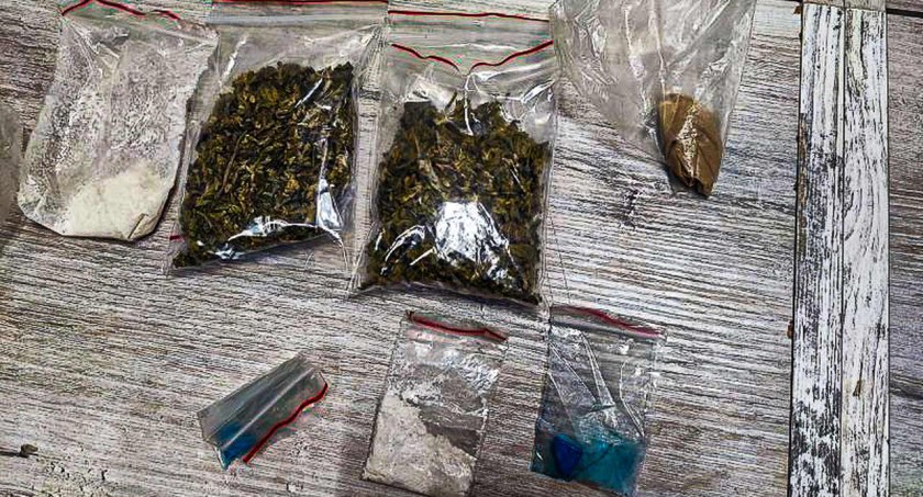 Zbyt dużo procentów - w efekcie mężczyzna zasnął pod płotem. Okazało się, że przy sobie ma kilkaset porcji narkotyków