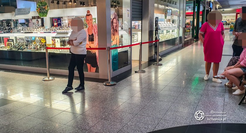 Włamanie do Pogodnego Centrum - przestępcy dostali się przez dach