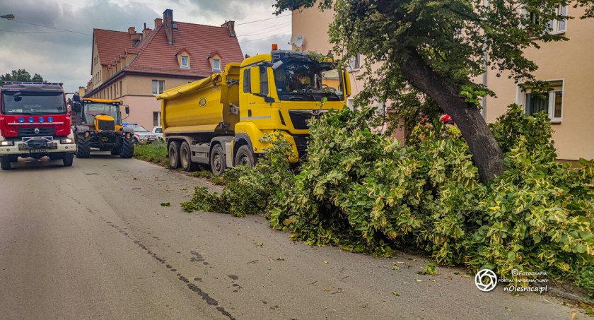 Moniuszki - ciężarówka wjechała w drzewo
