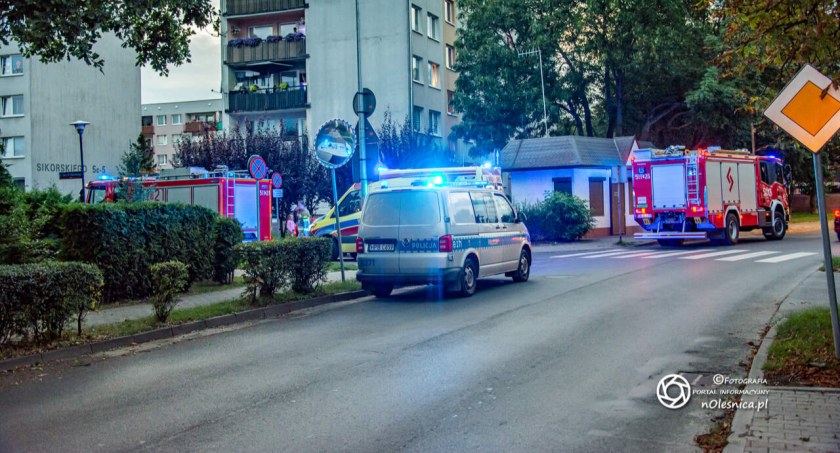Mężczyzna potrącił kobietę a następnie się oddalił. Okazało się, że jest pijany
