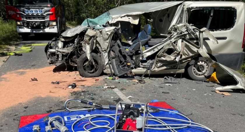 Wypadek na drodze do Twardogóry - lądował śmigłowiec LPR z pomocą dla 18 - latka