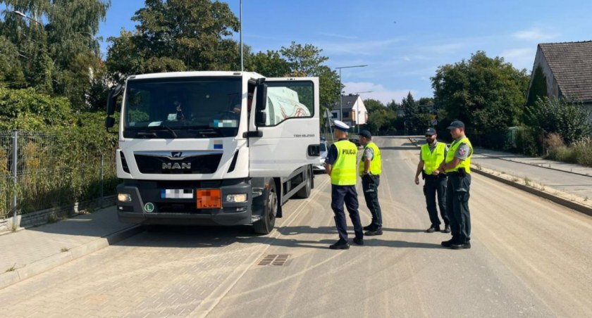 Policyjne kontrole ciężarówek - wspólna akcja policji i celników