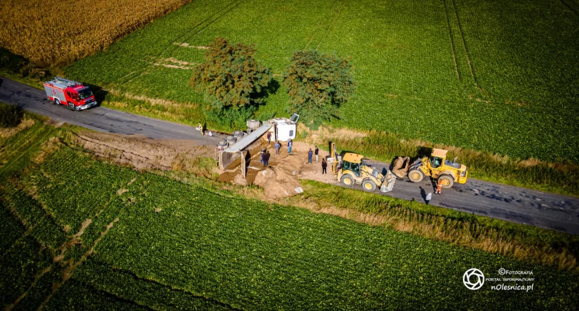 Ciężarówka przewróciła się na drodze