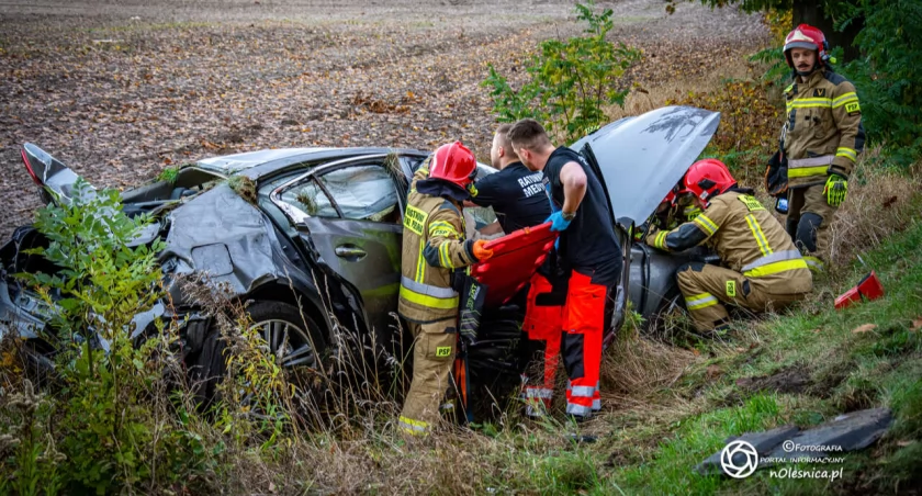 Wypadek koło Bystrego - Infiniti wylądowało w rowie