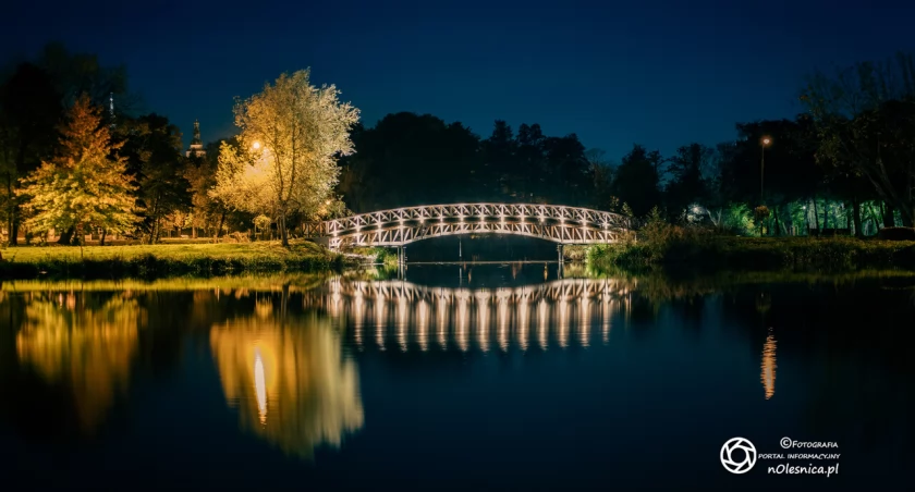 Oleśnickie stawy - mostek wieczorową porą