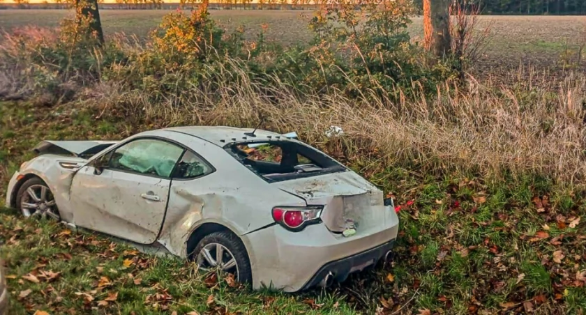 Wypadek osobówki koło Świerznej