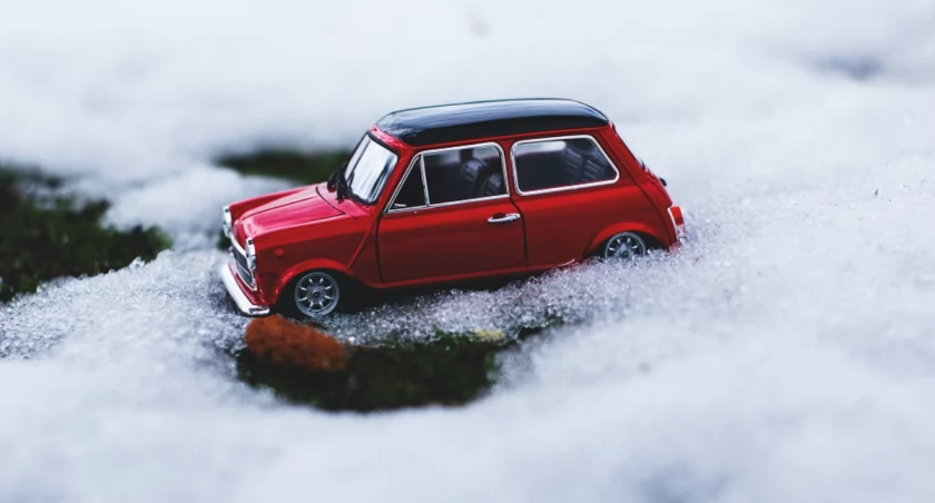 Pamiętaj o odśnieżaniu swojego auta - mandat to nawet 3 tysiące zł