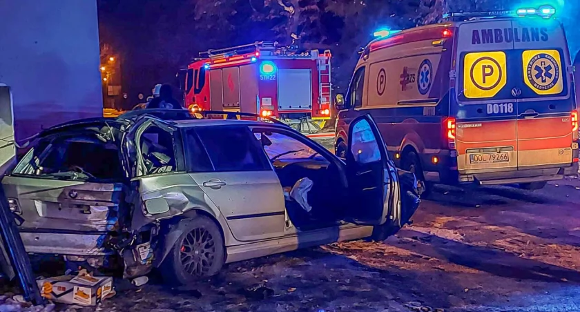 Nietrzeźwy kierowca BMW uderzył w drzewo