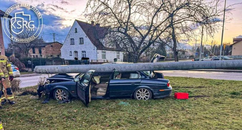Twardogóra - Jaguar ściął betonowy słup