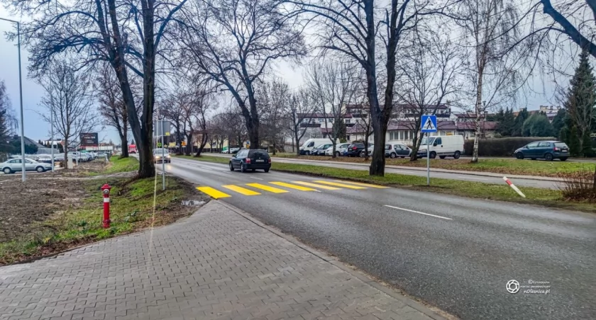 Powstało tymczasowe przejście dla pieszych do nowo otwartej Biedronki