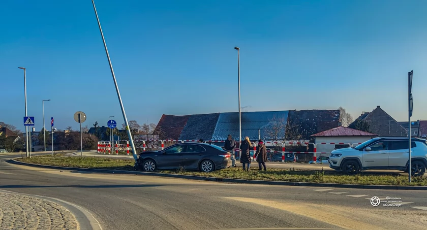 Toyota uderzyła w słup na rondzie