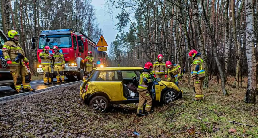 Koło Ostrowiny dachowało auto osobowe