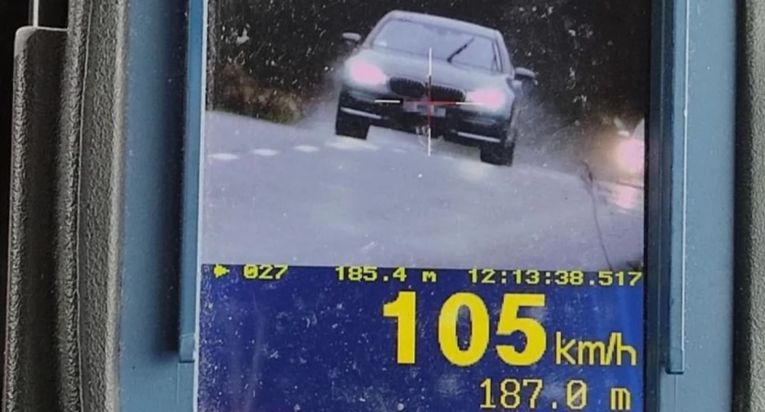 105 km/h w terenie zabudowanym i bez prawka