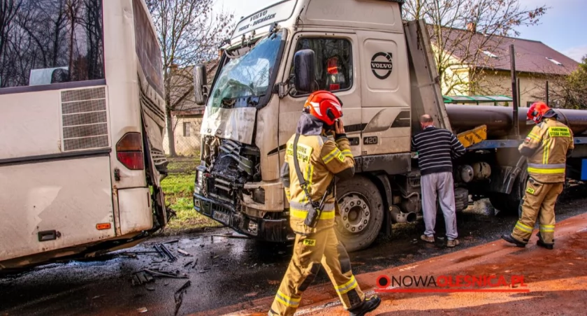 Zderzenie ciężarówki z autobusem szkolnym - FOTO