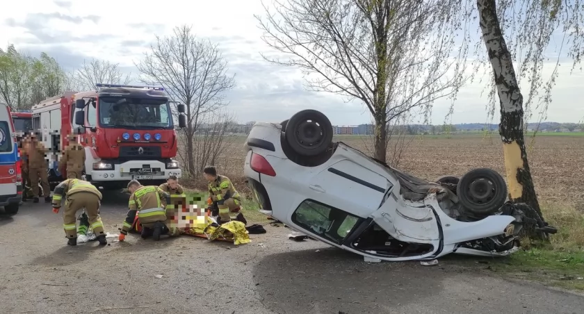 Nietrzeźwa 26 - latka uderzyła w drzewo. Jej pojazd dachował