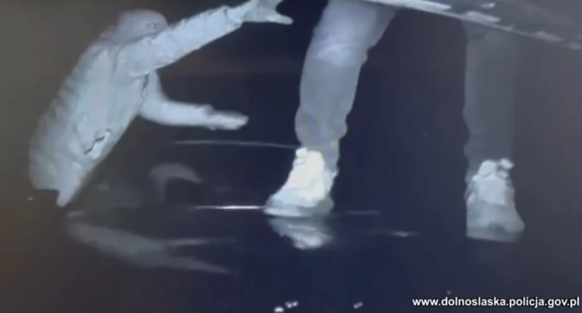 Okradali naczepy pojazdów ciężarowych... w trakcie jazdy - VIDEO